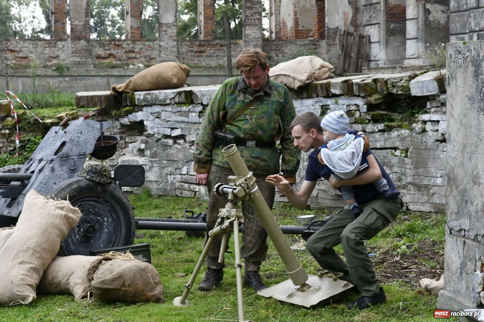 Zdjęcie w galerii na portalu naszraciborz.pl: Piknik militarny w Sławikowie - dwie potyczki na dziedzińcu pałacu von Eickstedtów [FOTO i WIDEO] wiadomości z regionu