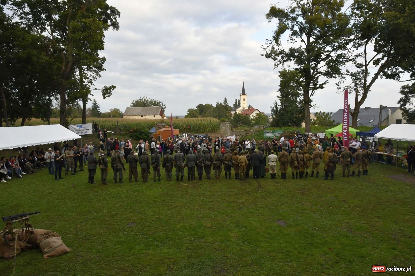 Zdjęcie w galerii na portalu naszraciborz.pl: Piknik militarny w Sławikowie - dwie potyczki na dziedzińcu pałacu von Eickstedtów [FOTO i WIDEO] wiadomości z regionu