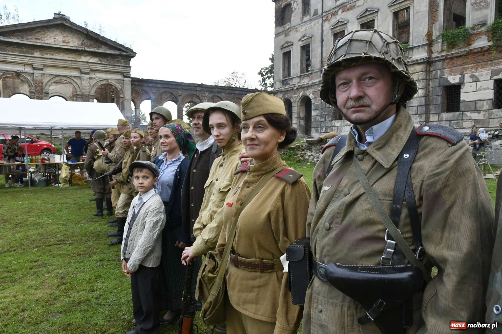 Zdjęcie w galerii na portalu naszraciborz.pl: Piknik militarny w Sławikowie - dwie potyczki na dziedzińcu pałacu von Eickstedtów [FOTO i WIDEO] wiadomości z regionu