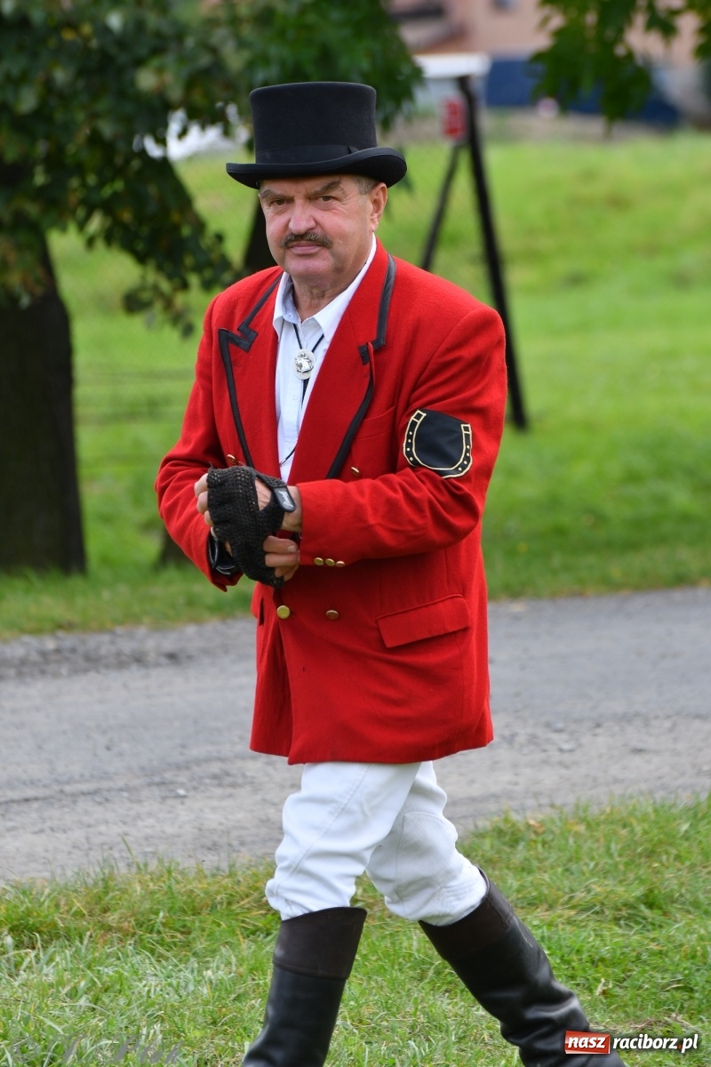 Zdjęcie w galerii na portalu naszraciborz.pl: Raciborski Hubertus 2021. Parada przez Ostróg i dwie gonitwy za lisem [FOTO i WIDEO] wiadomości z regionu