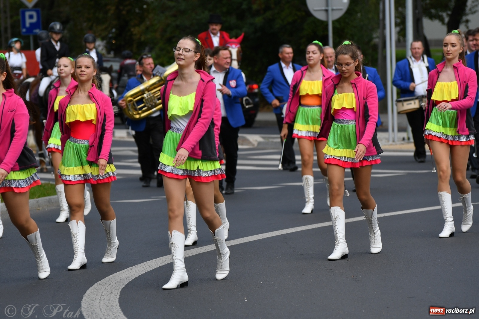 Zdjęcie w galerii na portalu naszraciborz.pl: Raciborski Hubertus 2021. Parada przez Ostróg i dwie gonitwy za lisem [FOTO i WIDEO] wiadomości z regionu