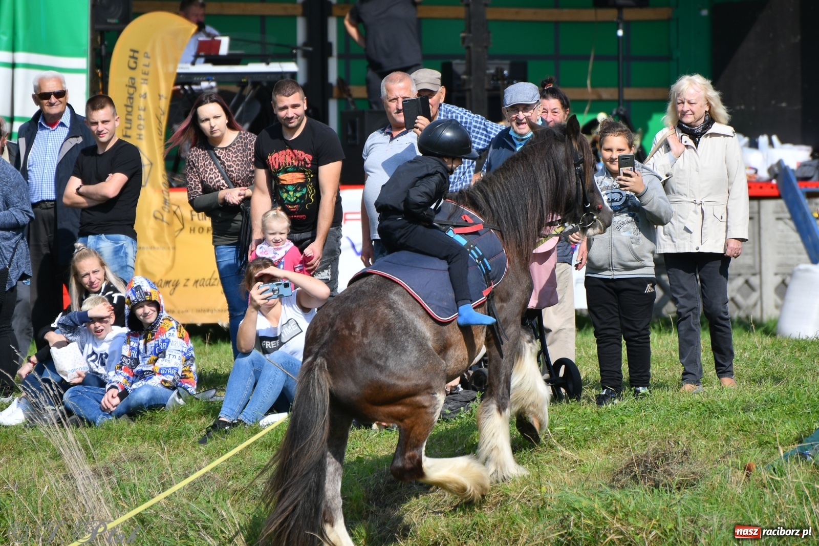 Zdjęcie w galerii na portalu naszraciborz.pl: Raciborski Hubertus 2021. Parada przez Ostróg i dwie gonitwy za lisem [FOTO i WIDEO] wiadomości z regionu