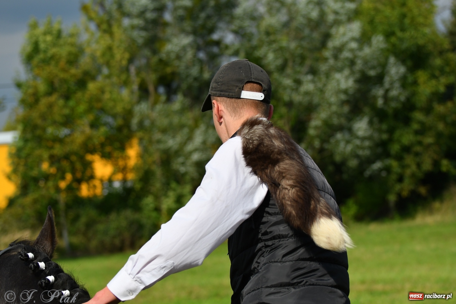 Zdjęcie w galerii na portalu naszraciborz.pl: Raciborski Hubertus 2021. Parada przez Ostróg i dwie gonitwy za lisem [FOTO i WIDEO] wiadomości z regionu
