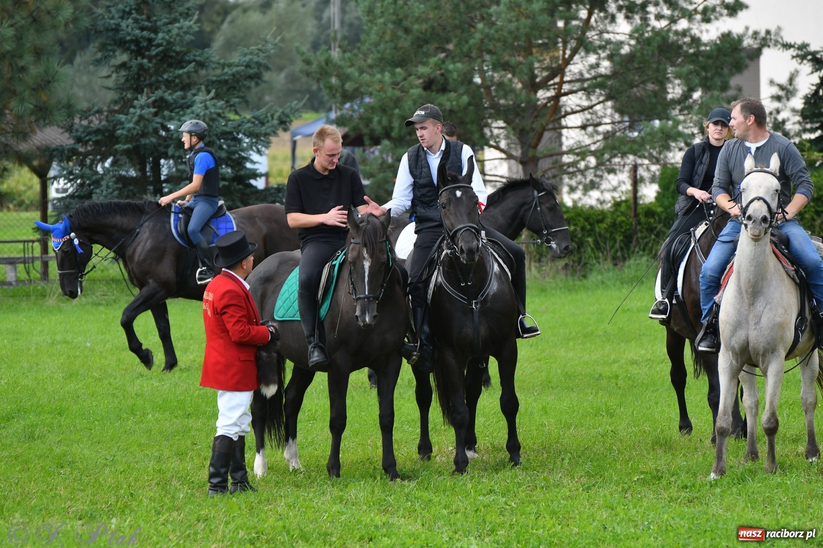 Zdjęcie w galerii na portalu naszraciborz.pl: Raciborski Hubertus 2021. Parada przez Ostróg i dwie gonitwy za lisem [FOTO i WIDEO] wiadomości z regionu