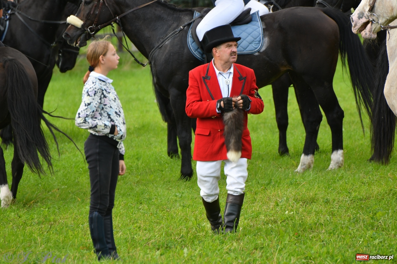 Zdjęcie w galerii na portalu naszraciborz.pl: Raciborski Hubertus 2021. Parada przez Ostróg i dwie gonitwy za lisem [FOTO i WIDEO] wiadomości z regionu