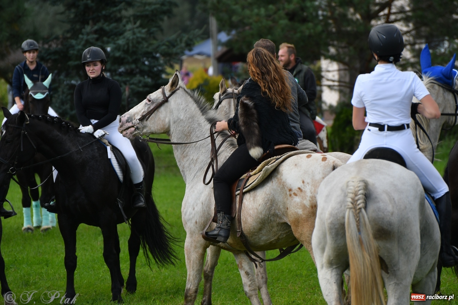 Zdjęcie w galerii na portalu naszraciborz.pl: Raciborski Hubertus 2021. Parada przez Ostróg i dwie gonitwy za lisem [FOTO i WIDEO] wiadomości z regionu