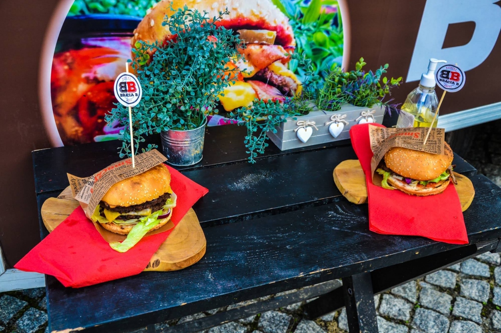 Zdjęcie w galerii na portalu naszraciborz.pl: Zlot food trucków na raciborskim zamku wiadomości z regionu