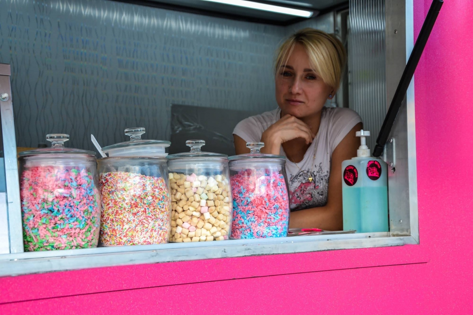 Zdjęcie w galerii na portalu naszraciborz.pl: Zlot food trucków na raciborskim zamku wiadomości z regionu