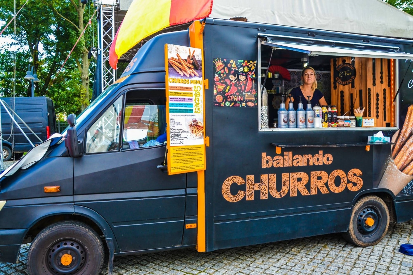 Zdjęcie w galerii na portalu naszraciborz.pl: Zlot food trucków na raciborskim zamku wiadomości z regionu