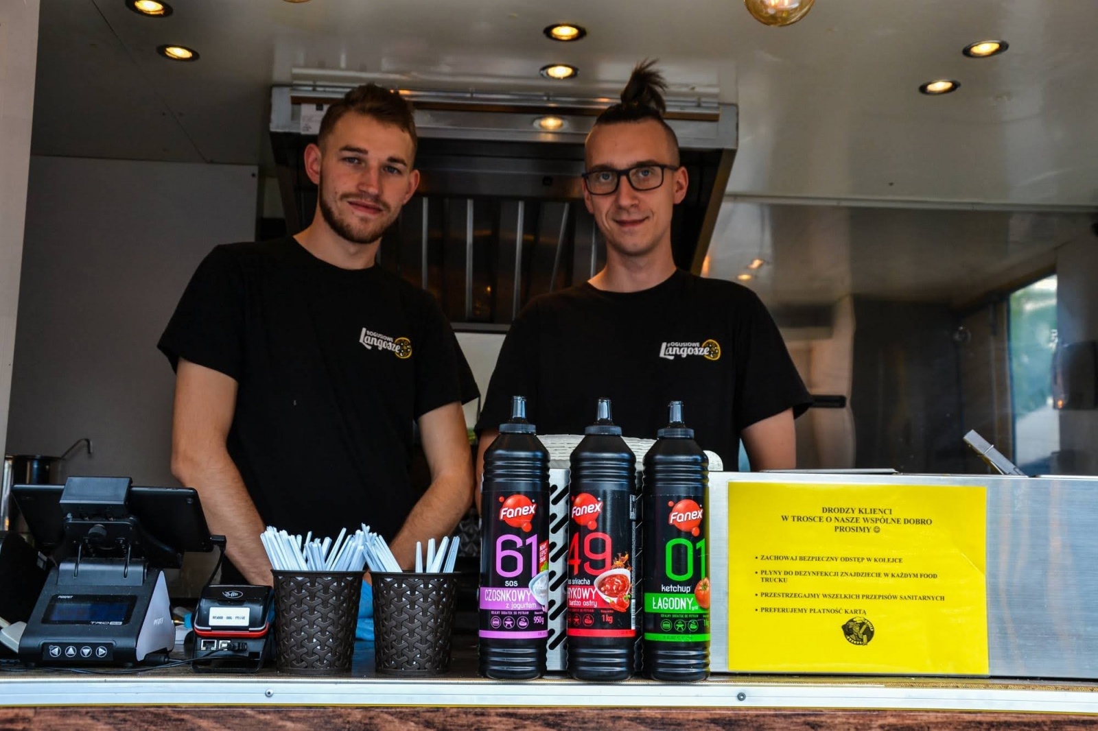 Zdjęcie w galerii na portalu naszraciborz.pl: Zlot food trucków na raciborskim zamku wiadomości z regionu