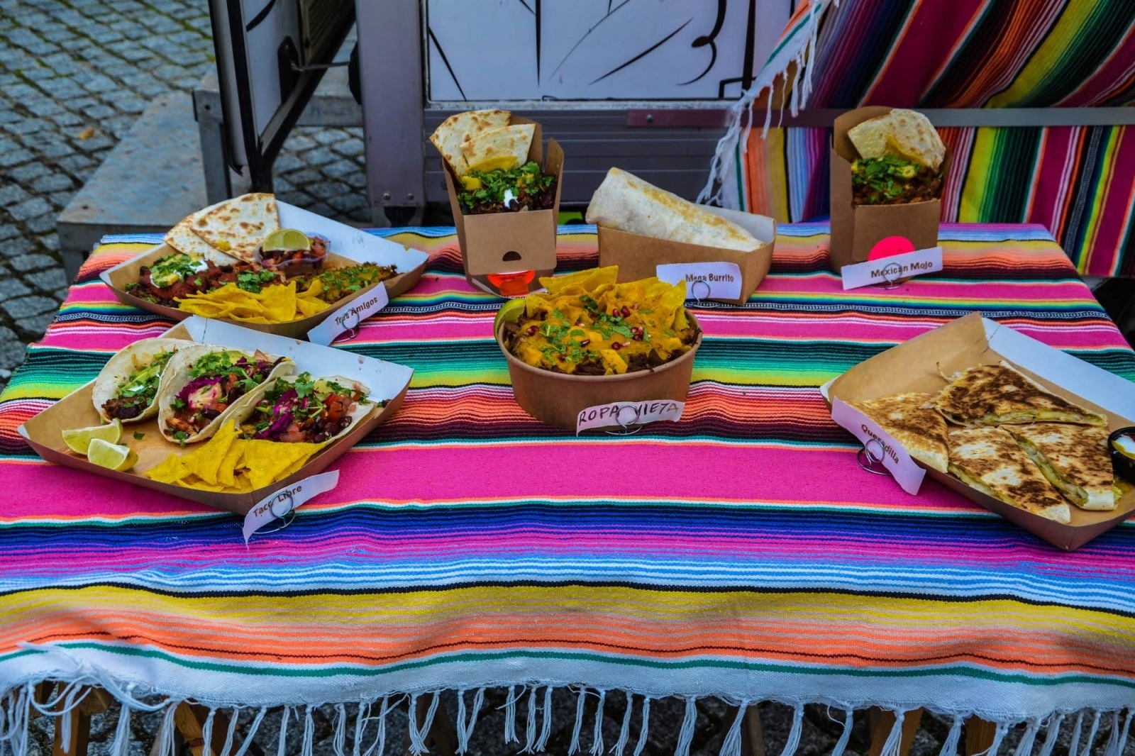 Zdjęcie w galerii na portalu naszraciborz.pl: Zlot food trucków na raciborskim zamku wiadomości z regionu