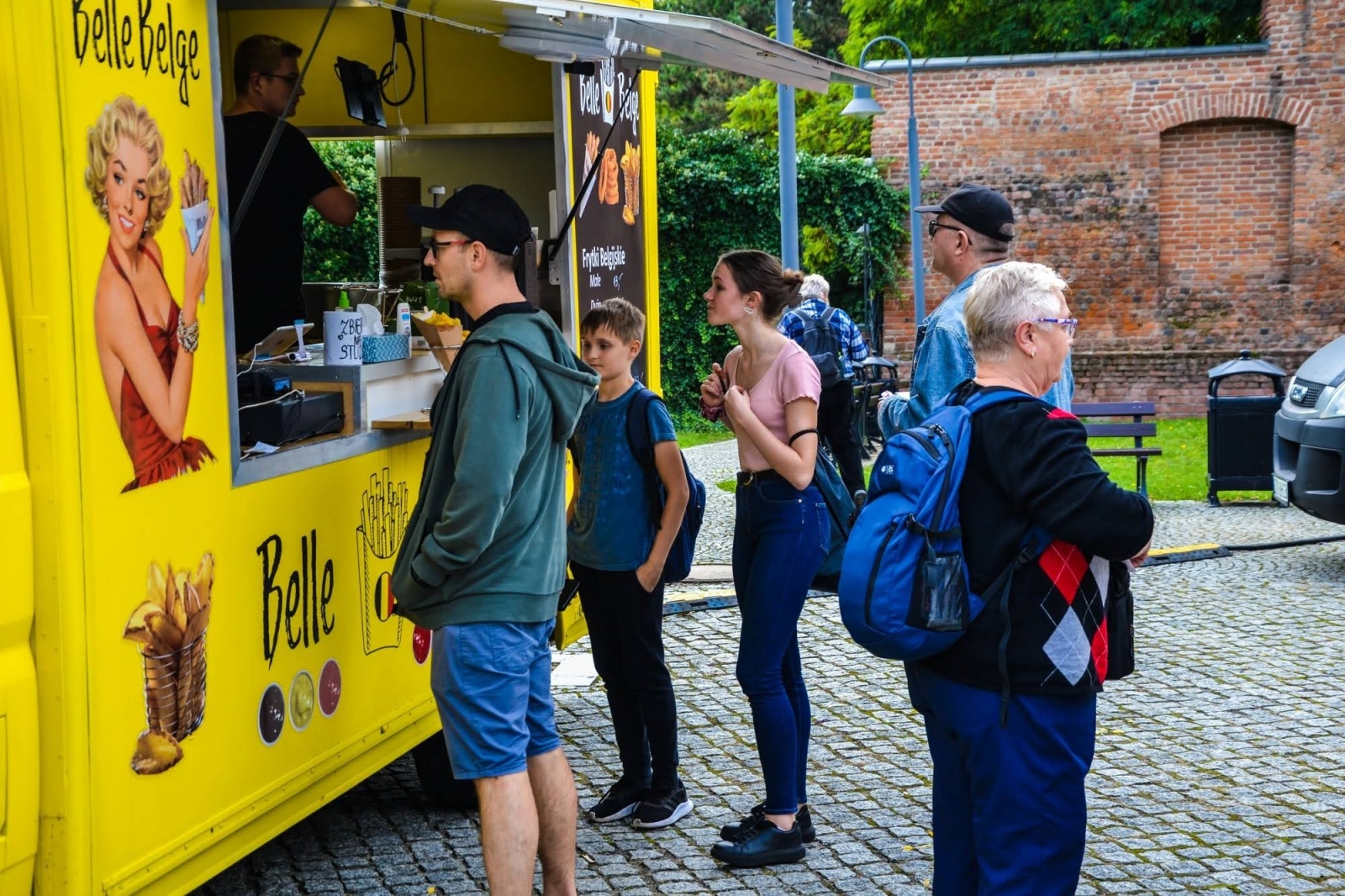 Zdjęcie w galerii na portalu naszraciborz.pl: Zlot food trucków na raciborskim zamku wiadomości z regionu