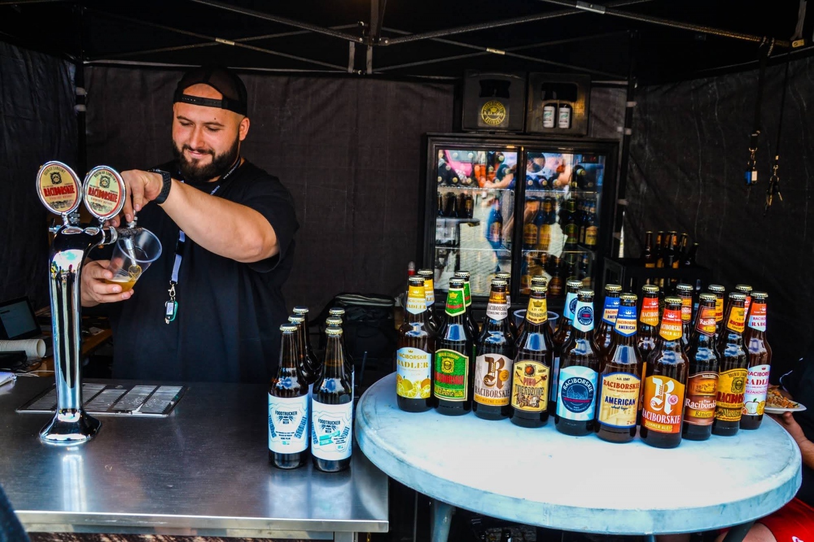 Zdjęcie w galerii na portalu naszraciborz.pl: Zlot food trucków na raciborskim zamku wiadomości z regionu