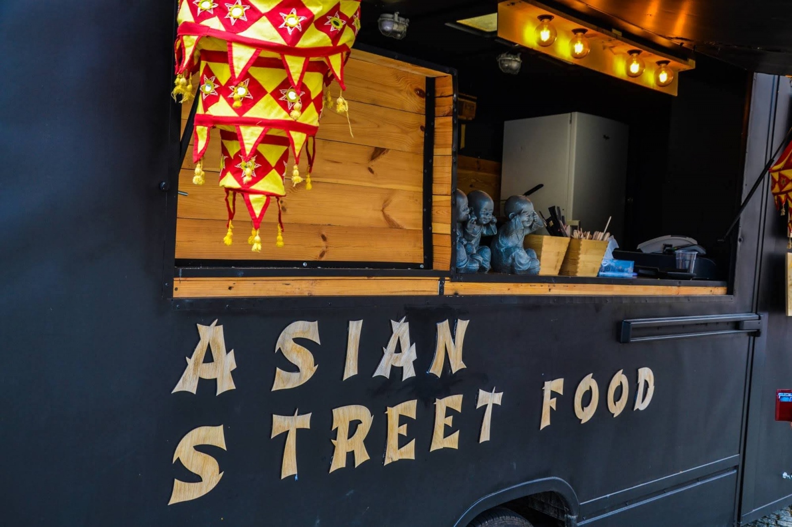 Zdjęcie w galerii na portalu naszraciborz.pl: Zlot food trucków na raciborskim zamku wiadomości z regionu