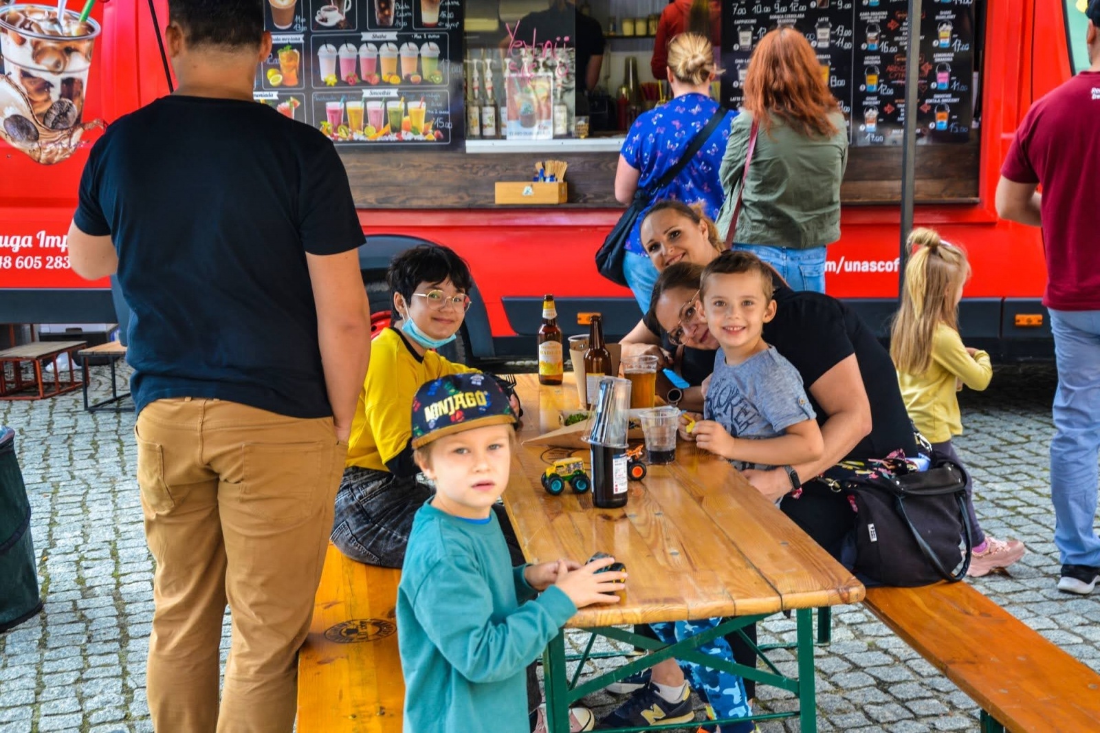 Zdjęcie w galerii na portalu naszraciborz.pl: Zlot food trucków na raciborskim zamku wiadomości z regionu