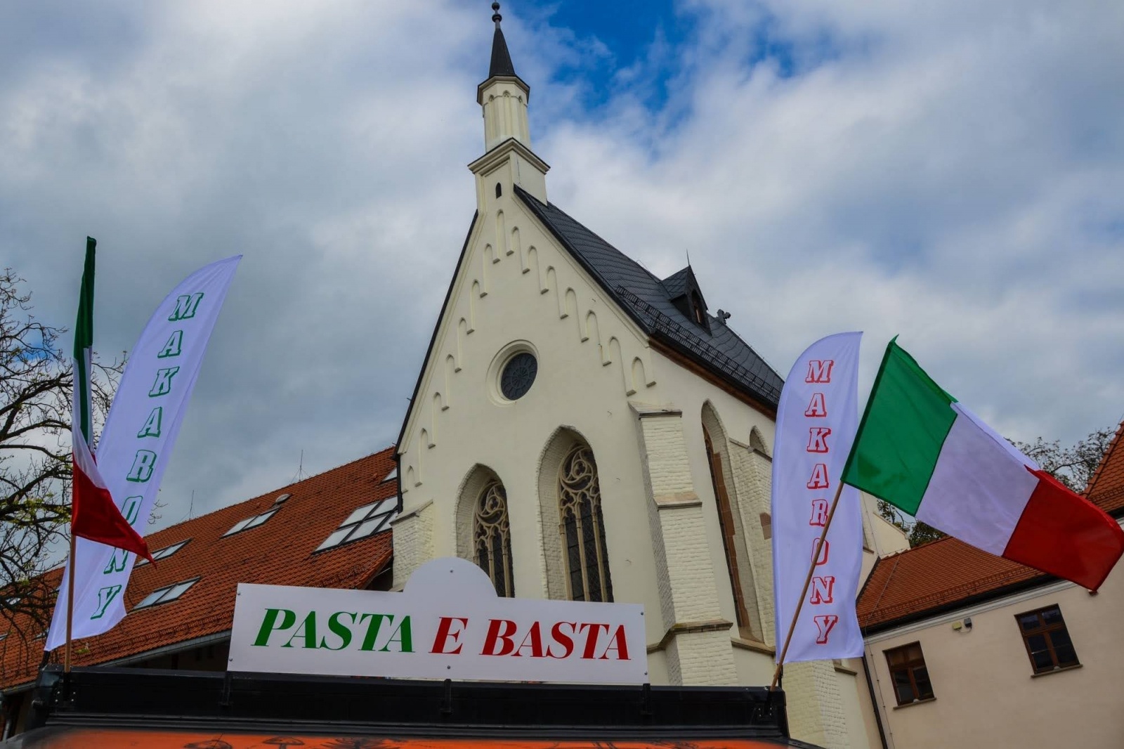 Zdjęcie w galerii na portalu naszraciborz.pl: Zlot food trucków na raciborskim zamku wiadomości z regionu