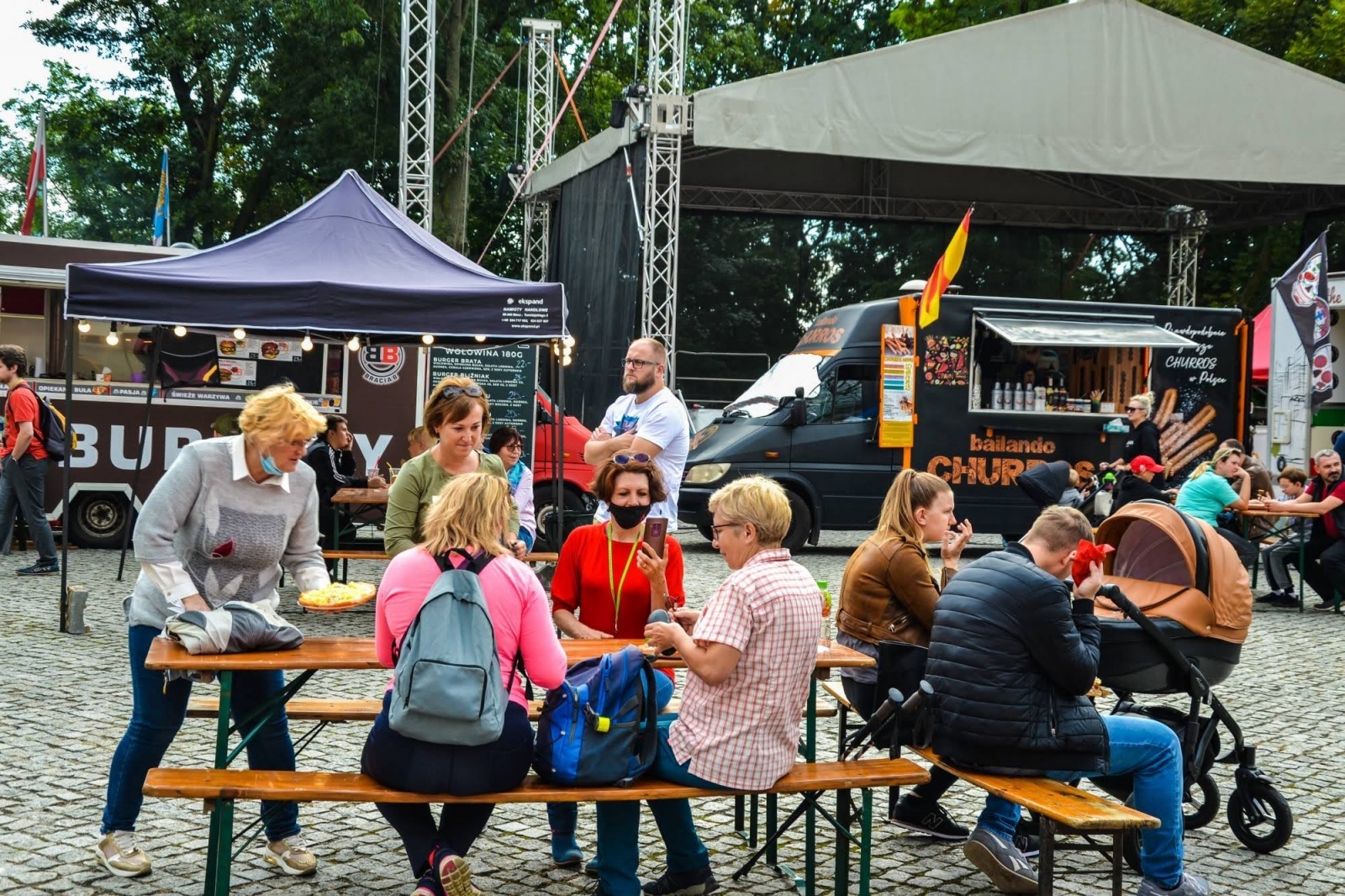 Zdjęcie w galerii na portalu naszraciborz.pl: Zlot food trucków na raciborskim zamku wiadomości z regionu
