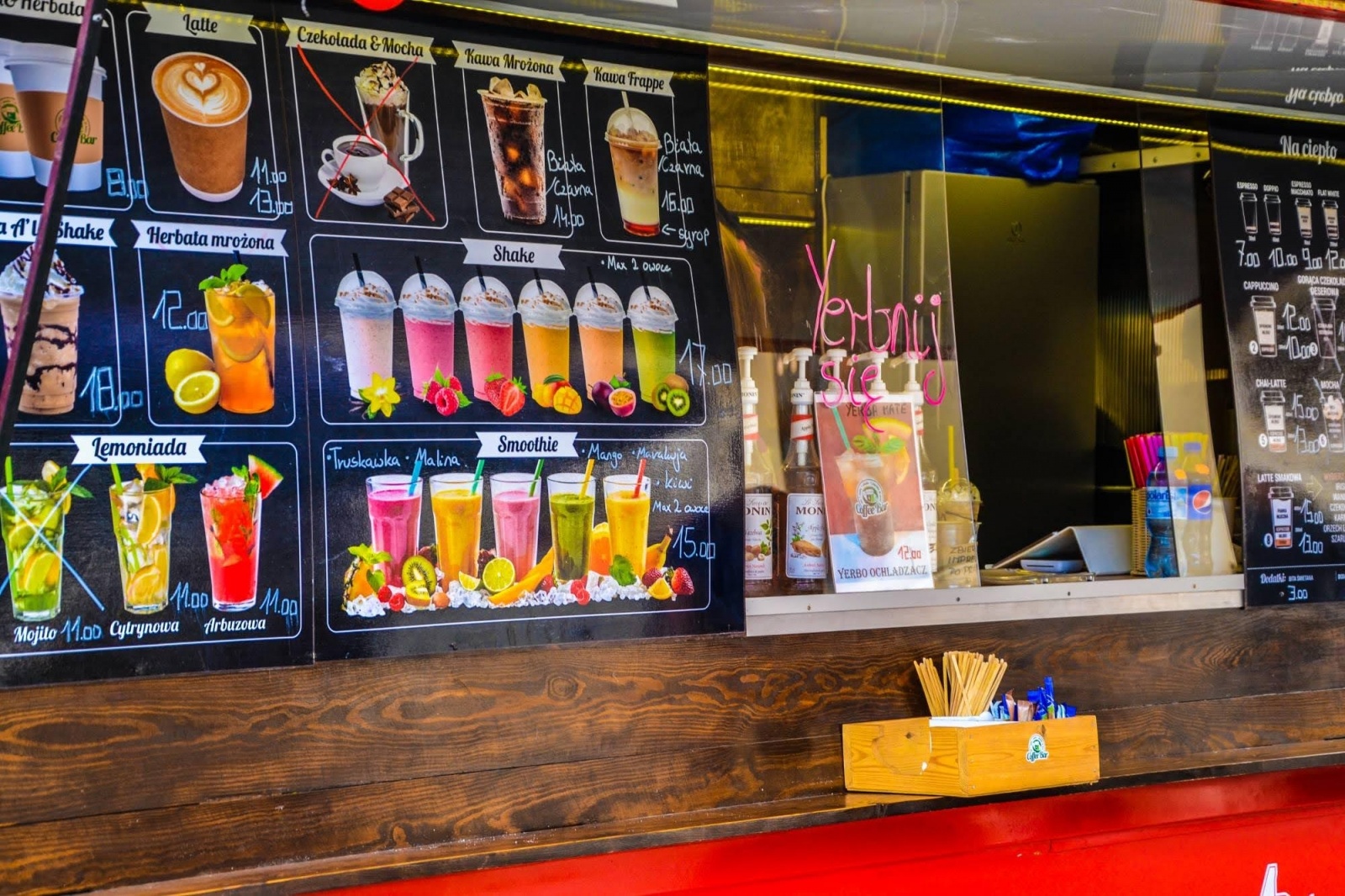 Zdjęcie w galerii na portalu naszraciborz.pl: Zlot food trucków na raciborskim zamku wiadomości z regionu