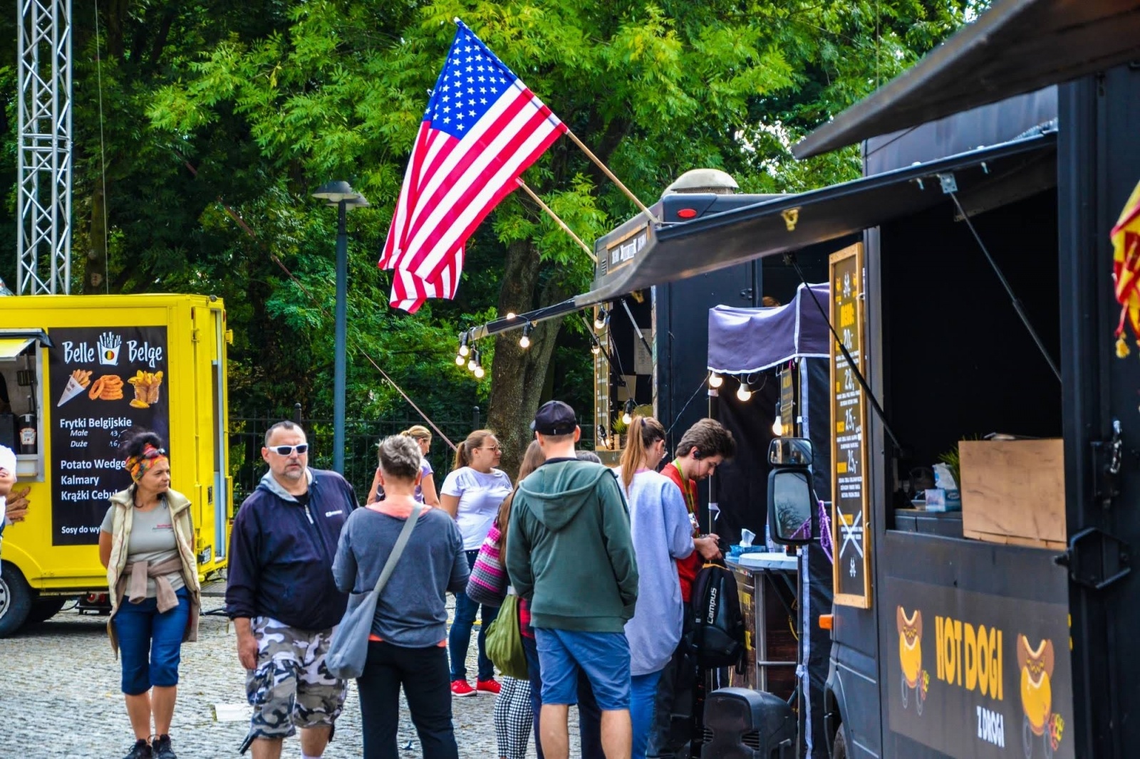 Zdjęcie w galerii na portalu naszraciborz.pl: Zlot food trucków na raciborskim zamku wiadomości z regionu