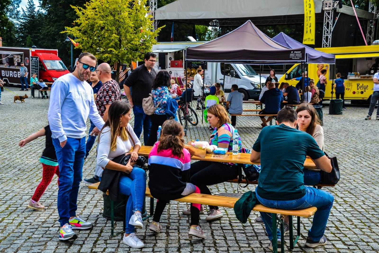 Zdjęcie w galerii na portalu naszraciborz.pl: Zlot food trucków na raciborskim zamku wiadomości z regionu