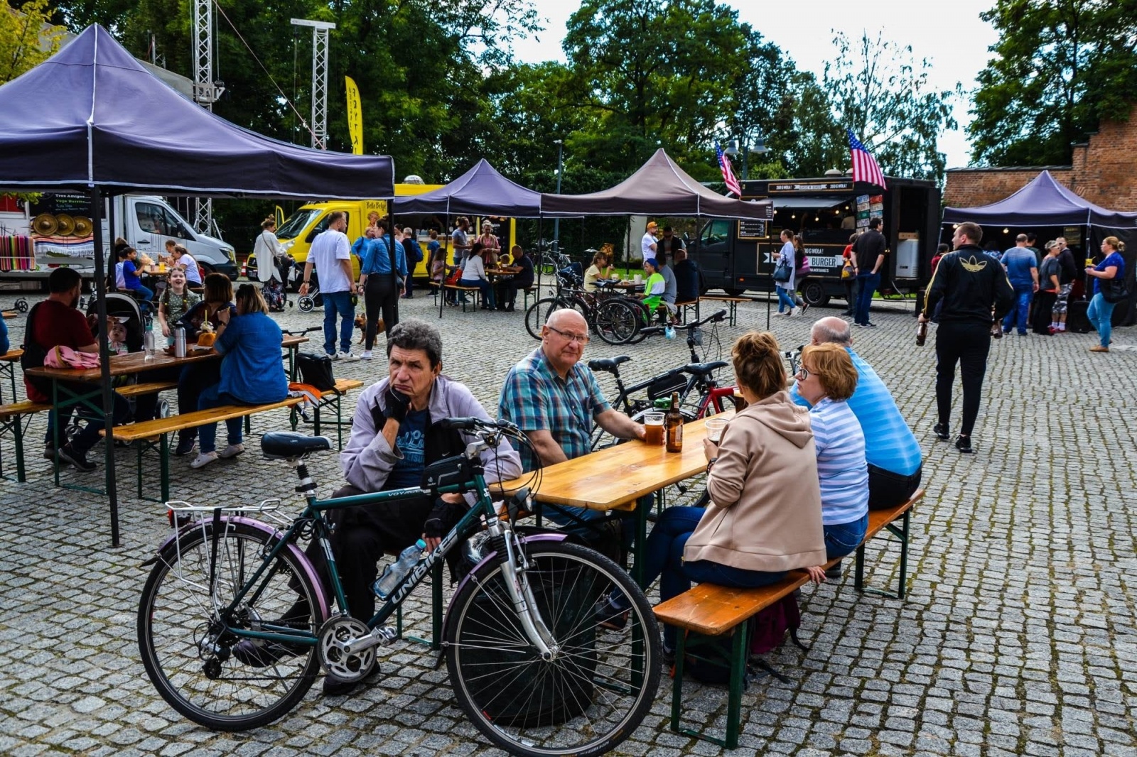 Zdjęcie w galerii na portalu naszraciborz.pl: Zlot food trucków na raciborskim zamku wiadomości z regionu