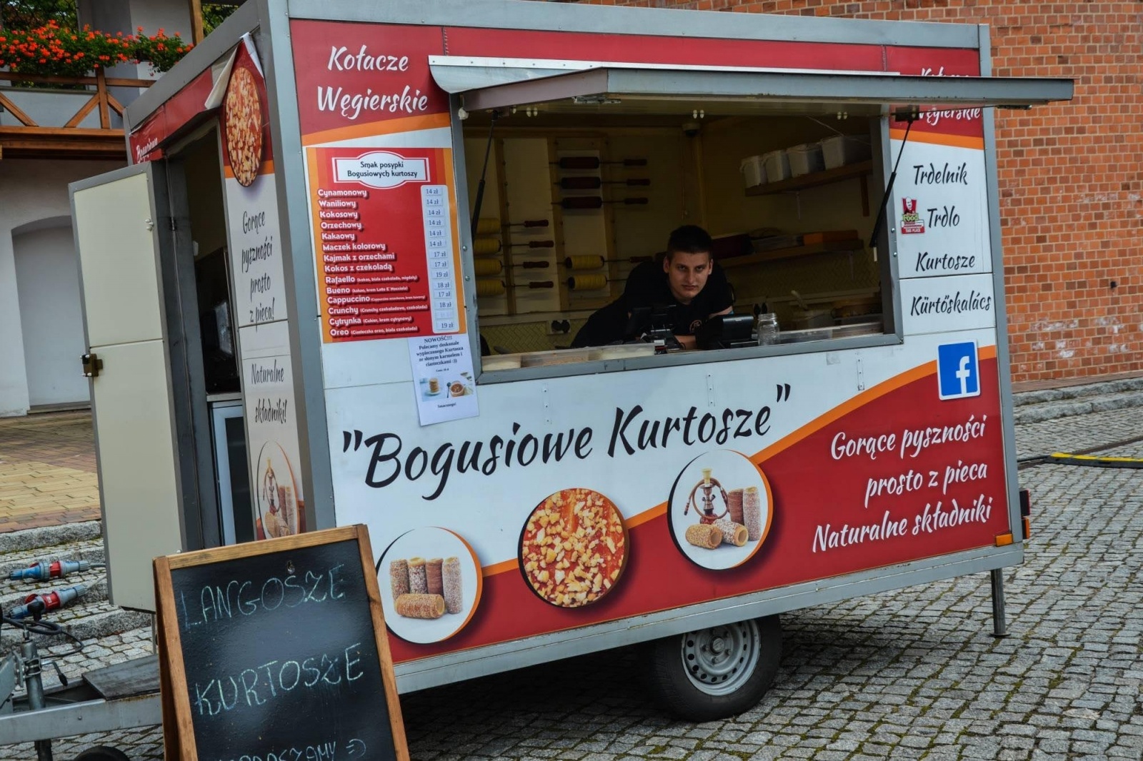 Zdjęcie w galerii na portalu naszraciborz.pl: Zlot food trucków na raciborskim zamku wiadomości z regionu