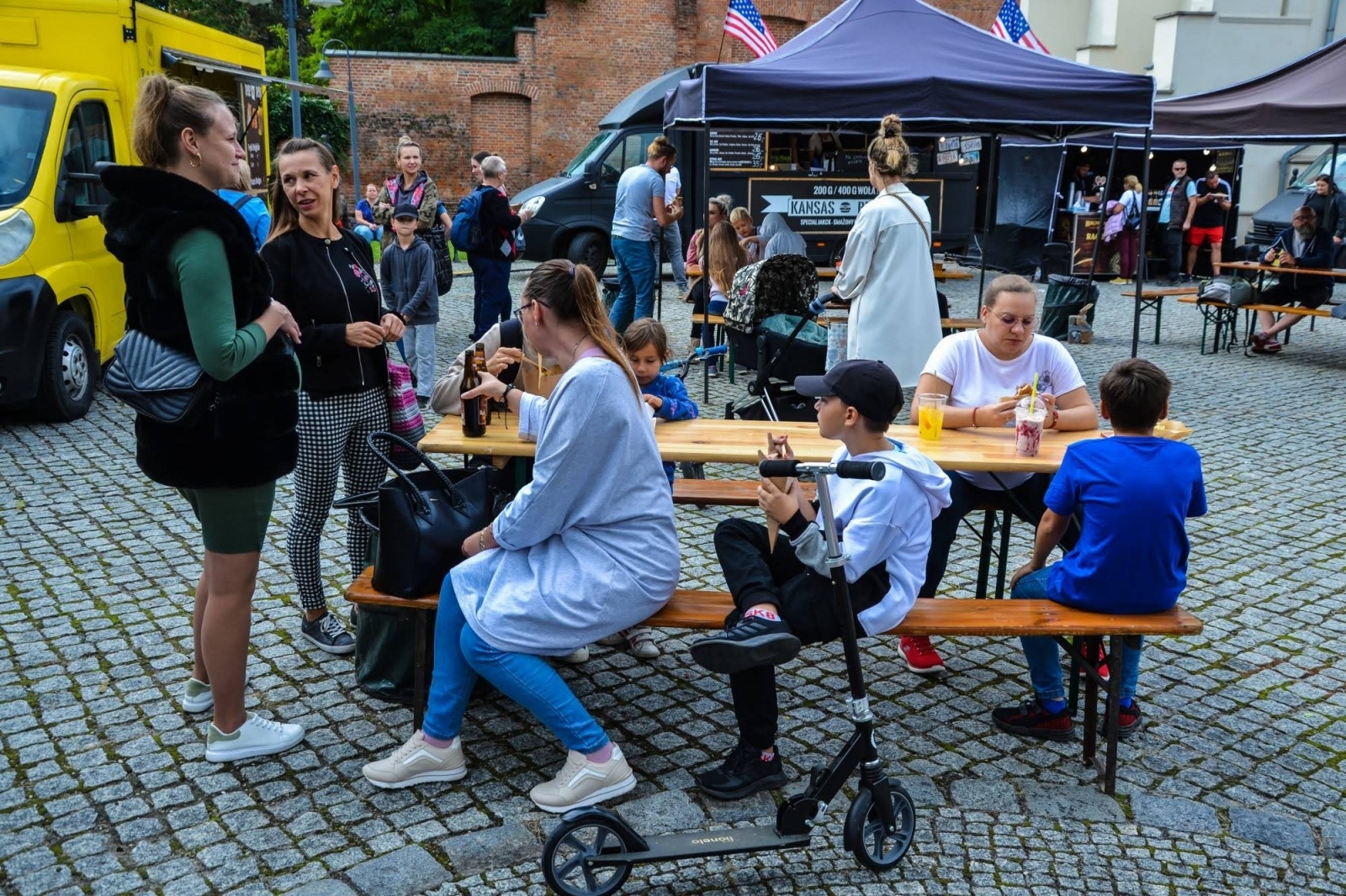 Zdjęcie w galerii na portalu naszraciborz.pl: Zlot food trucków na raciborskim zamku wiadomości z regionu