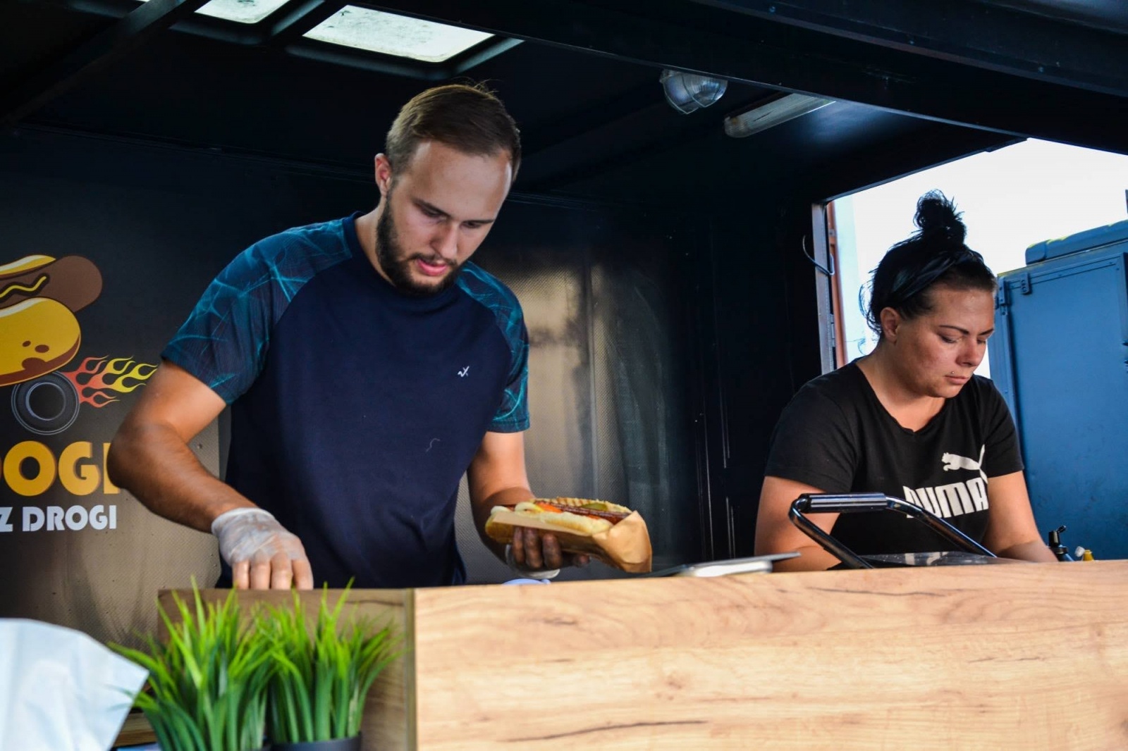 Zdjęcie w galerii na portalu naszraciborz.pl: Zlot food trucków na raciborskim zamku wiadomości z regionu