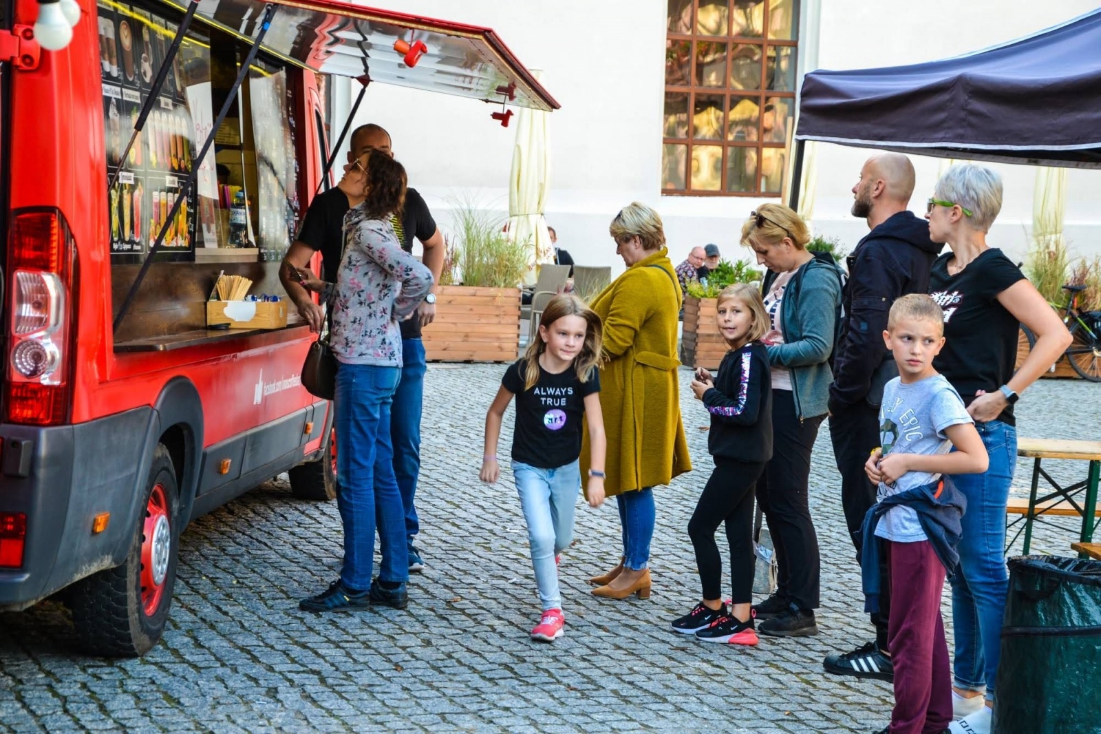 Zdjęcie w galerii na portalu naszraciborz.pl: Zlot food trucków na raciborskim zamku wiadomości z regionu