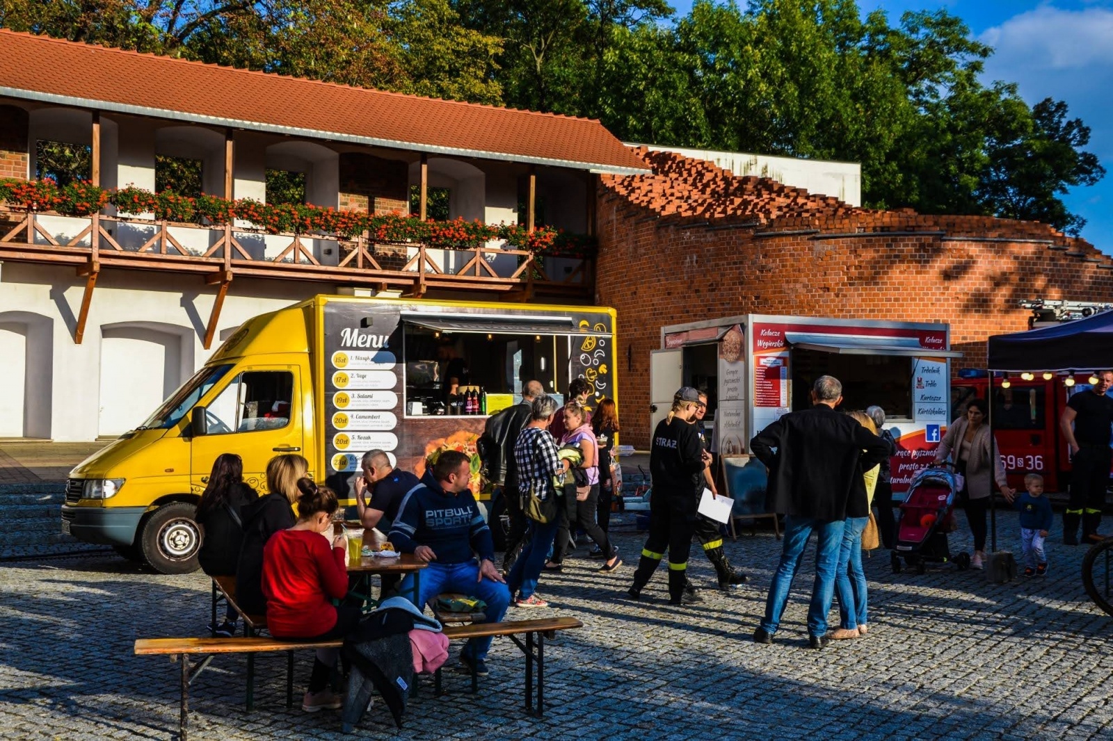 Zdjęcie w galerii na portalu naszraciborz.pl: Zlot food trucków na raciborskim zamku wiadomości z regionu