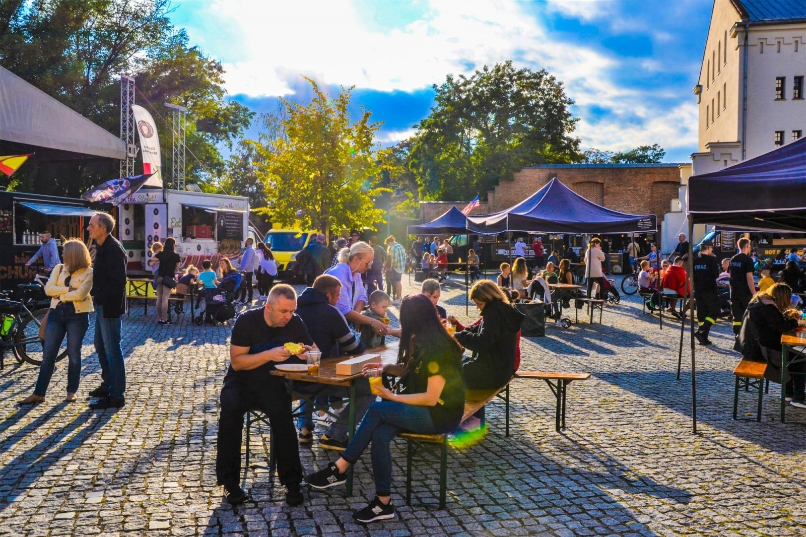 Zdjęcie w galerii na portalu naszraciborz.pl: Zlot food trucków na raciborskim zamku wiadomości z regionu