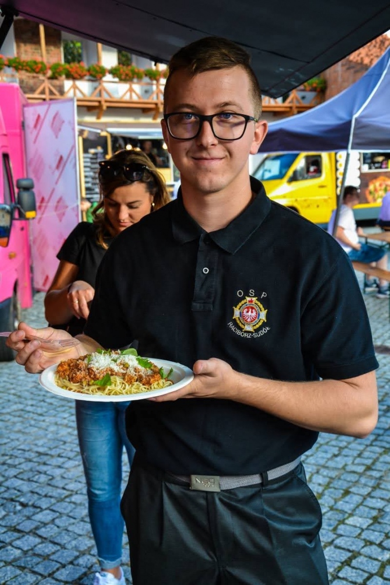 Zdjęcie w galerii na portalu naszraciborz.pl: Zlot food trucków na raciborskim zamku wiadomości z regionu