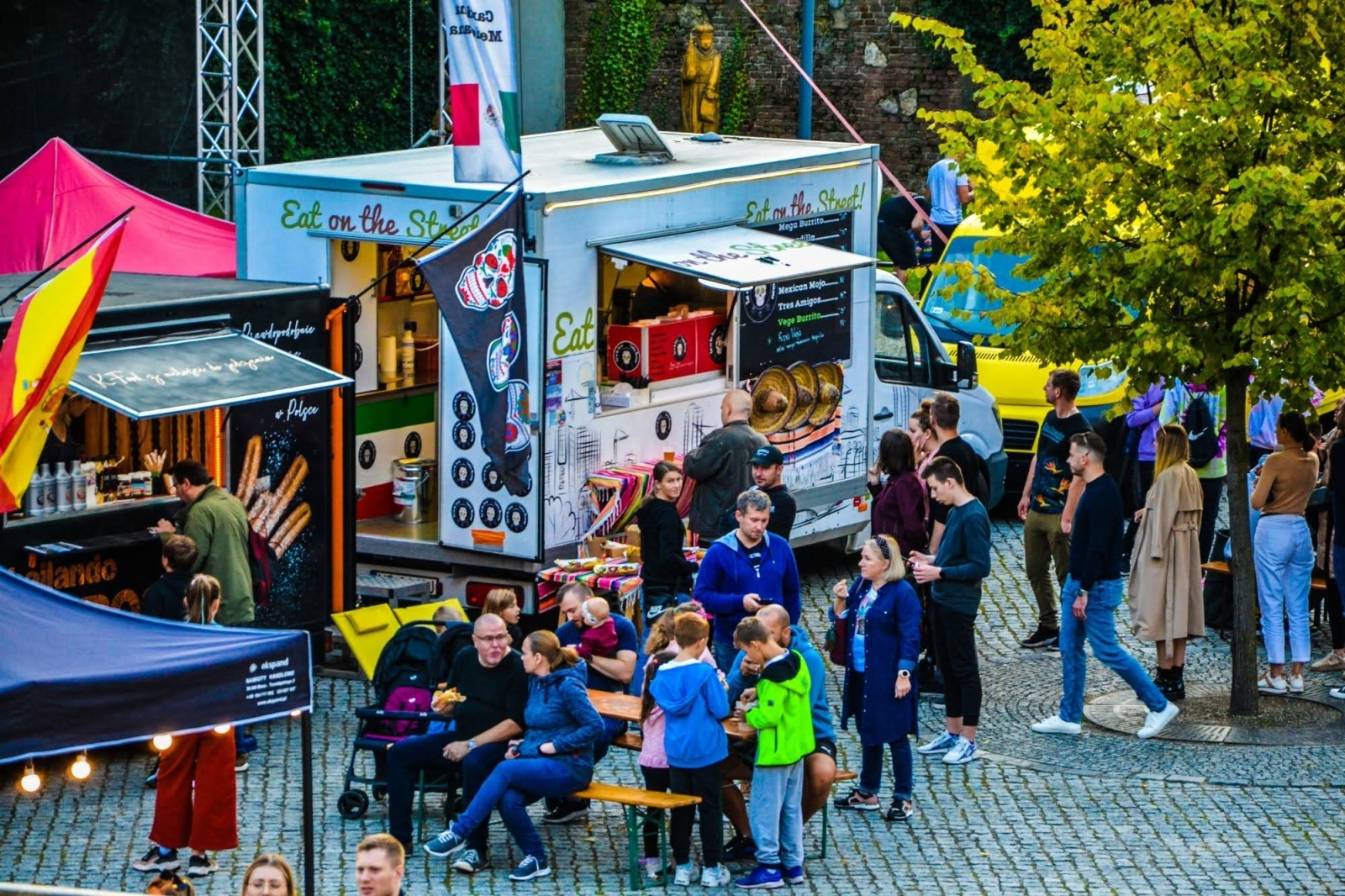 Zdjęcie w galerii na portalu naszraciborz.pl: Zlot food trucków na raciborskim zamku wiadomości z regionu