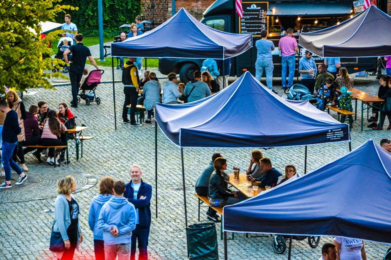 Zdjęcie w galerii na portalu naszraciborz.pl: Zlot food trucków na raciborskim zamku wiadomości z regionu