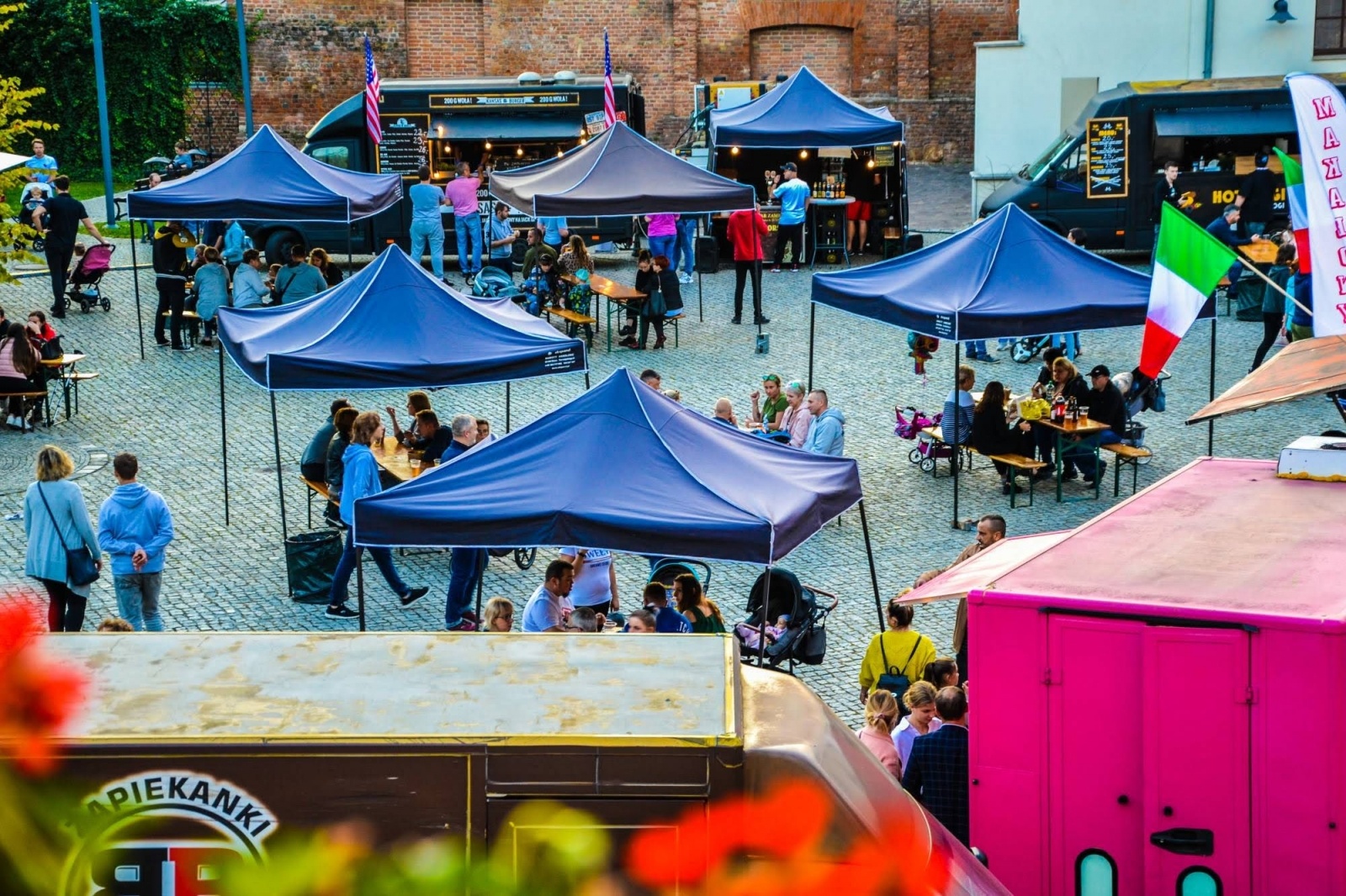 Zdjęcie w galerii na portalu naszraciborz.pl: Zlot food trucków na raciborskim zamku wiadomości z regionu