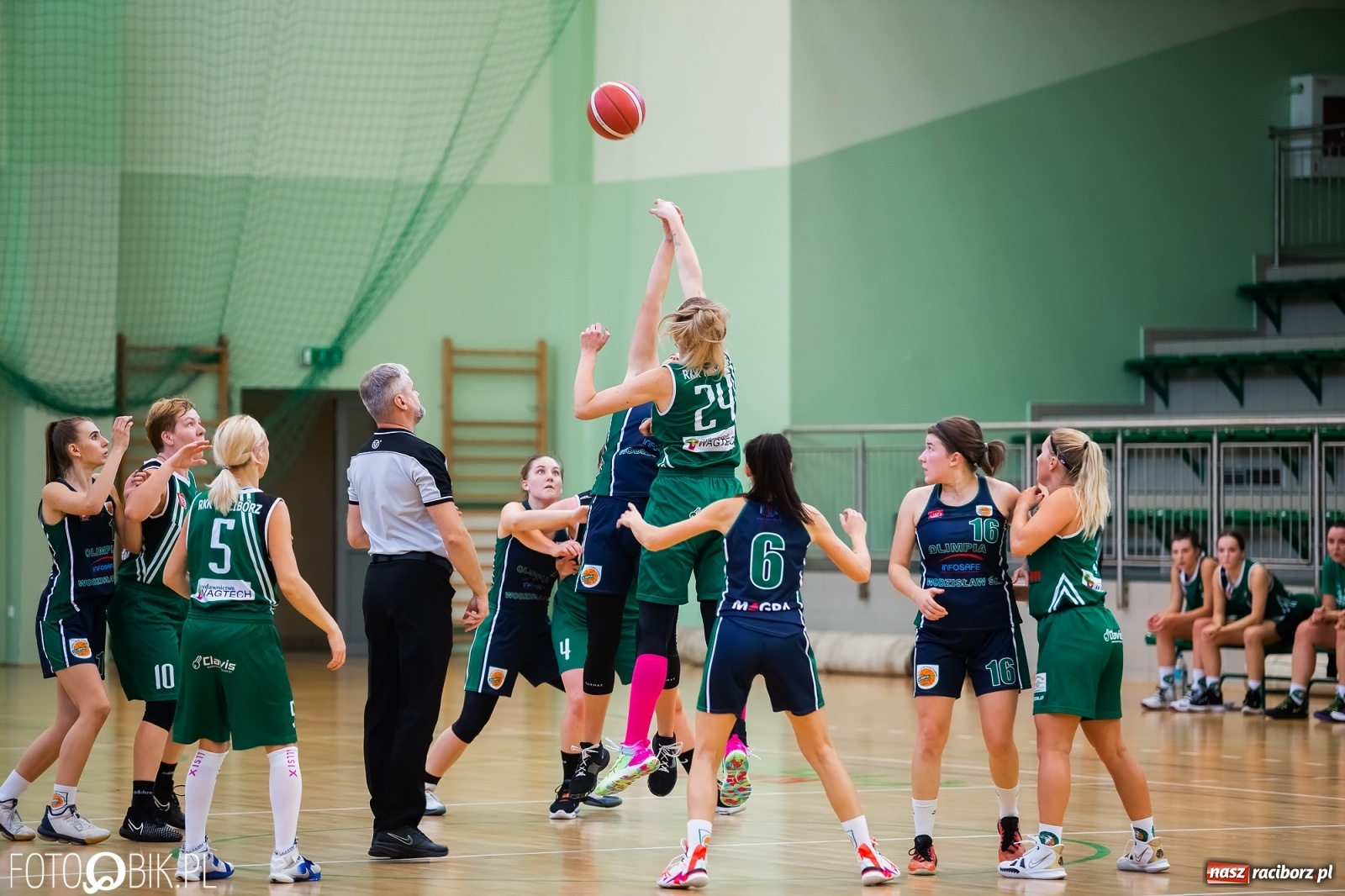 Zdjęcie w galerii na portalu naszraciborz.pl: Zacięty pojedynek na inaugurację sezonu koszykówki [FOTO] wiadomości z regionu