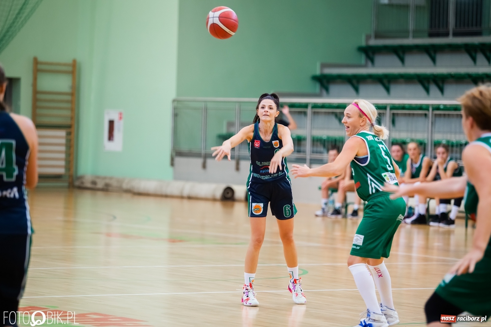 Zdjęcie w galerii na portalu naszraciborz.pl: Zacięty pojedynek na inaugurację sezonu koszykówki [FOTO] wiadomości z regionu