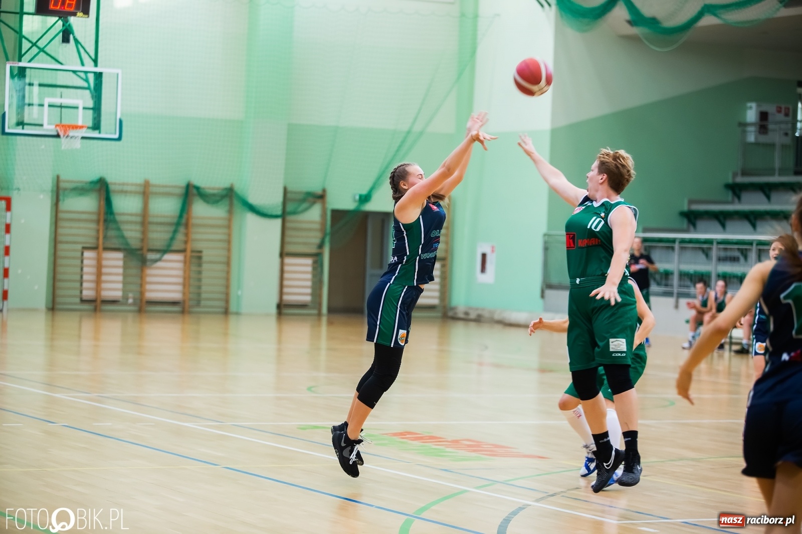 Zdjęcie w galerii na portalu naszraciborz.pl: Zacięty pojedynek na inaugurację sezonu koszykówki [FOTO] wiadomości z regionu