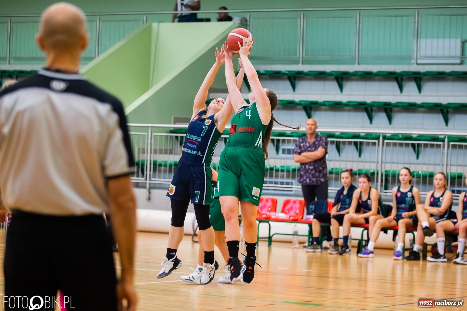 Zdjęcie w galerii na portalu naszraciborz.pl: Zacięty pojedynek na inaugurację sezonu koszykówki [FOTO] wiadomości z regionu