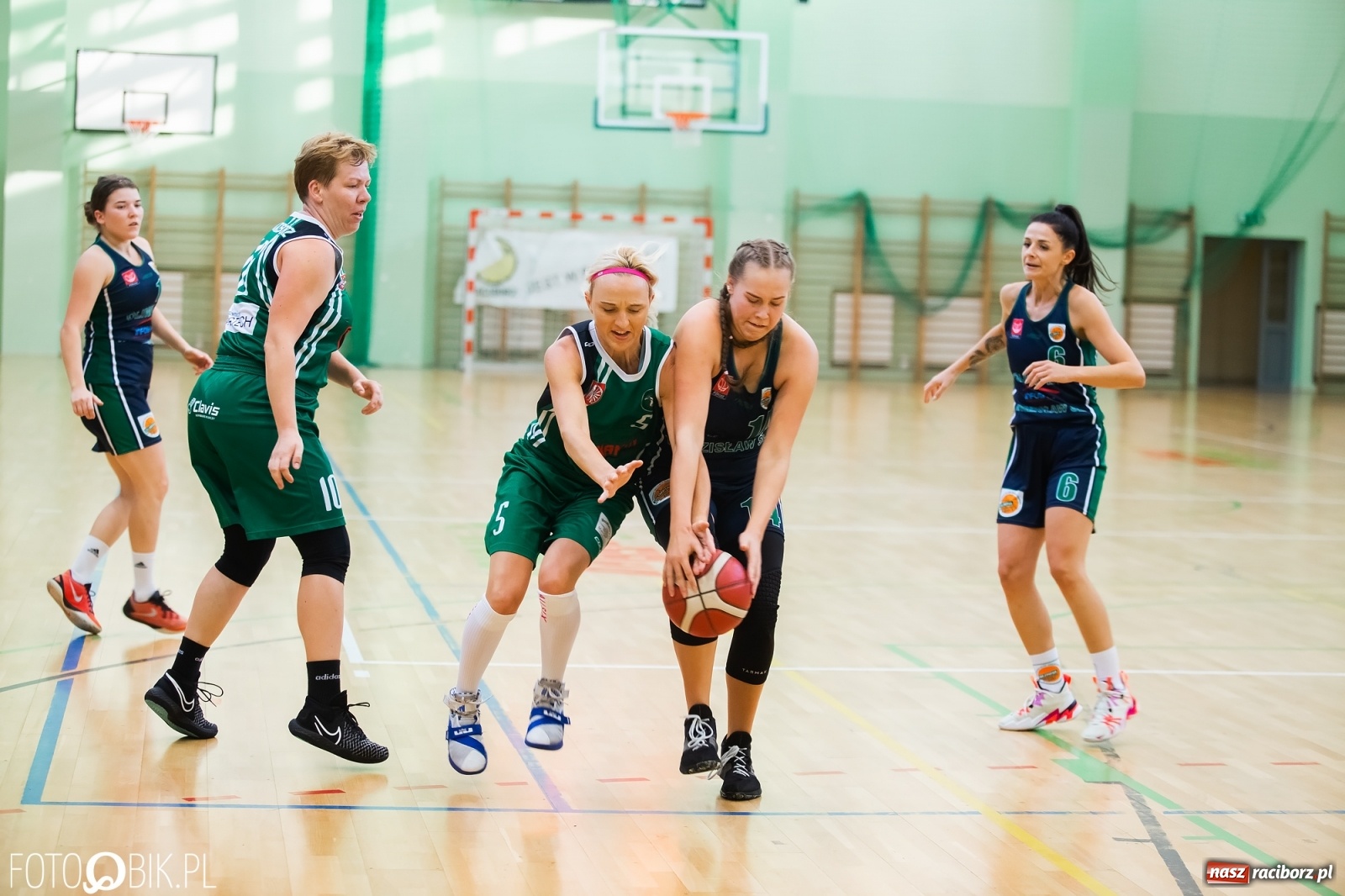 Zdjęcie w galerii na portalu naszraciborz.pl: Zacięty pojedynek na inaugurację sezonu koszykówki [FOTO] wiadomości z regionu