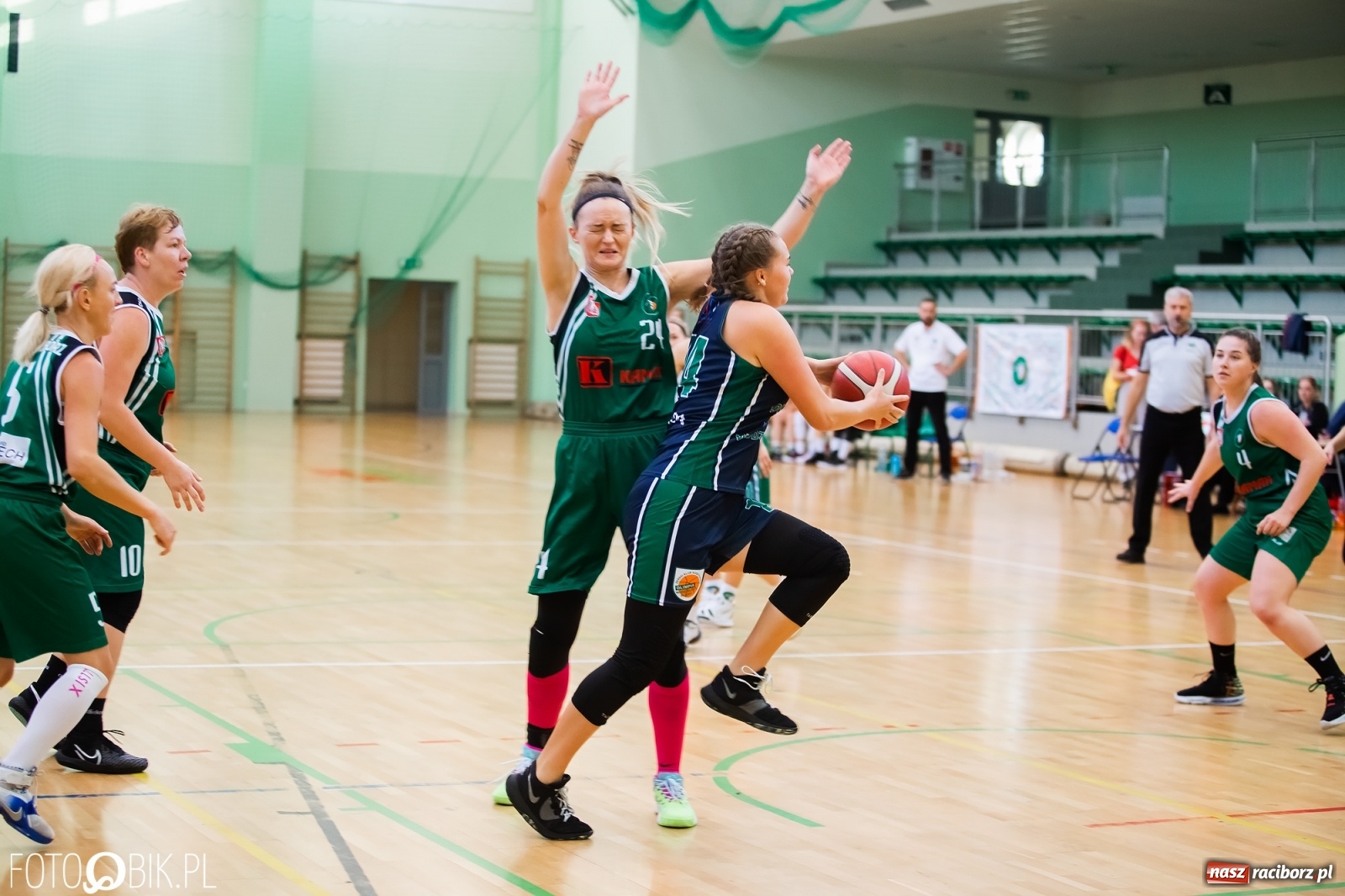 Zdjęcie w galerii na portalu naszraciborz.pl: Zacięty pojedynek na inaugurację sezonu koszykówki [FOTO] wiadomości z regionu