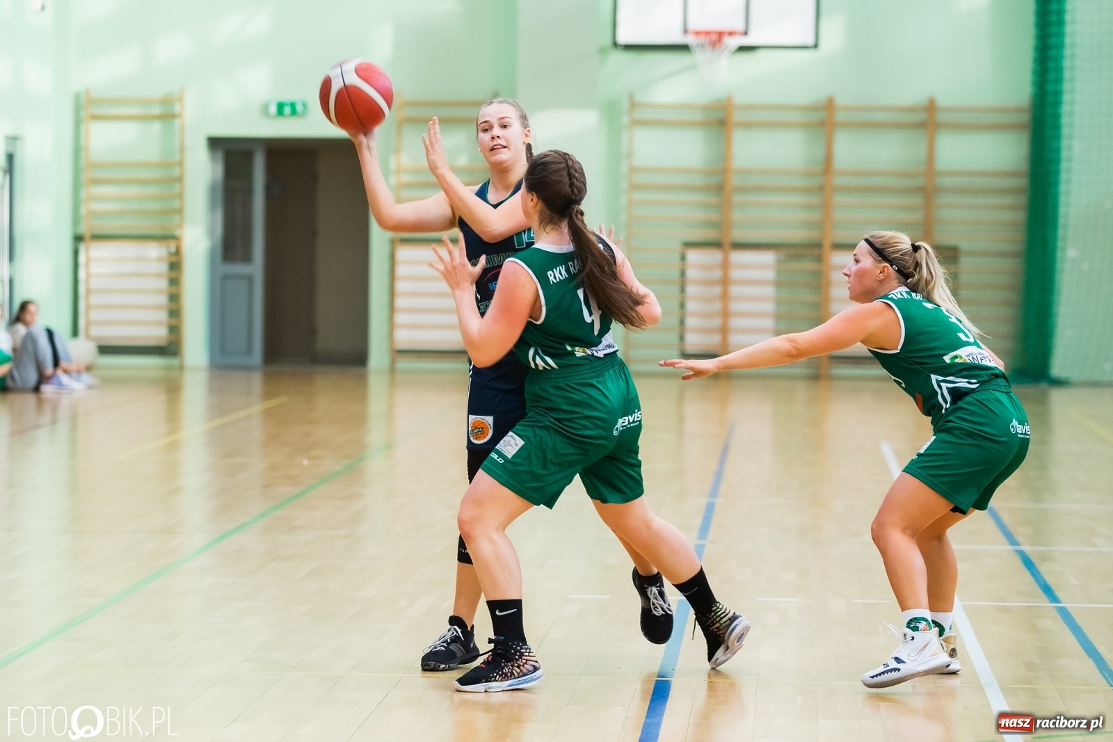 Zdjęcie w galerii na portalu naszraciborz.pl: Zacięty pojedynek na inaugurację sezonu koszykówki [FOTO] wiadomości z regionu