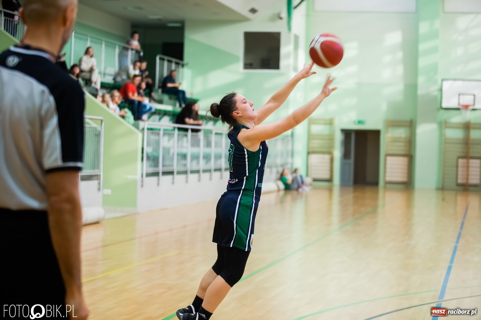 Zdjęcie w galerii na portalu naszraciborz.pl: Zacięty pojedynek na inaugurację sezonu koszykówki [FOTO] wiadomości z regionu