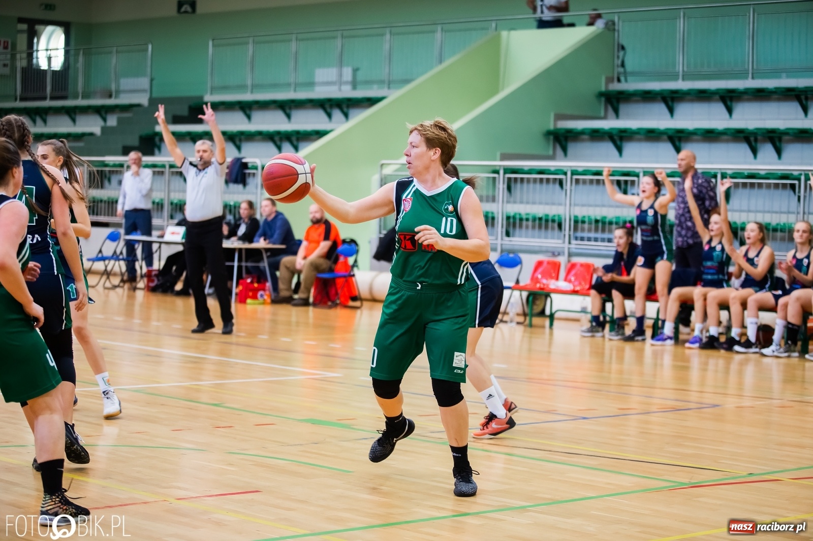 Zdjęcie w galerii na portalu naszraciborz.pl: Zacięty pojedynek na inaugurację sezonu koszykówki [FOTO] wiadomości z regionu