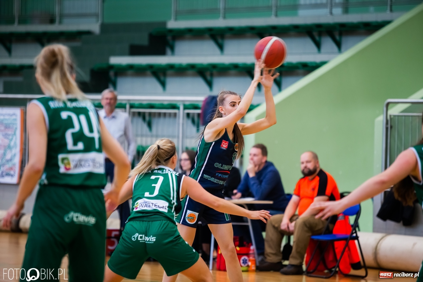 Zdjęcie w galerii na portalu naszraciborz.pl: Zacięty pojedynek na inaugurację sezonu koszykówki [FOTO] wiadomości z regionu