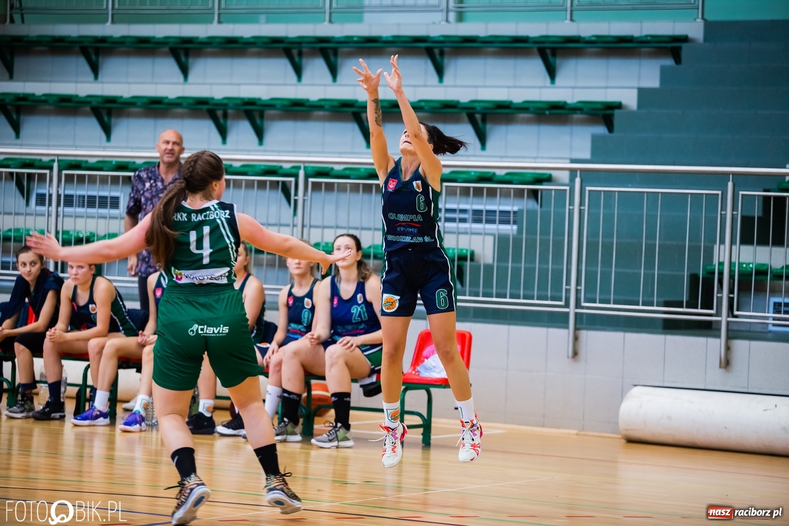 Zdjęcie w galerii na portalu naszraciborz.pl: Zacięty pojedynek na inaugurację sezonu koszykówki [FOTO] wiadomości z regionu