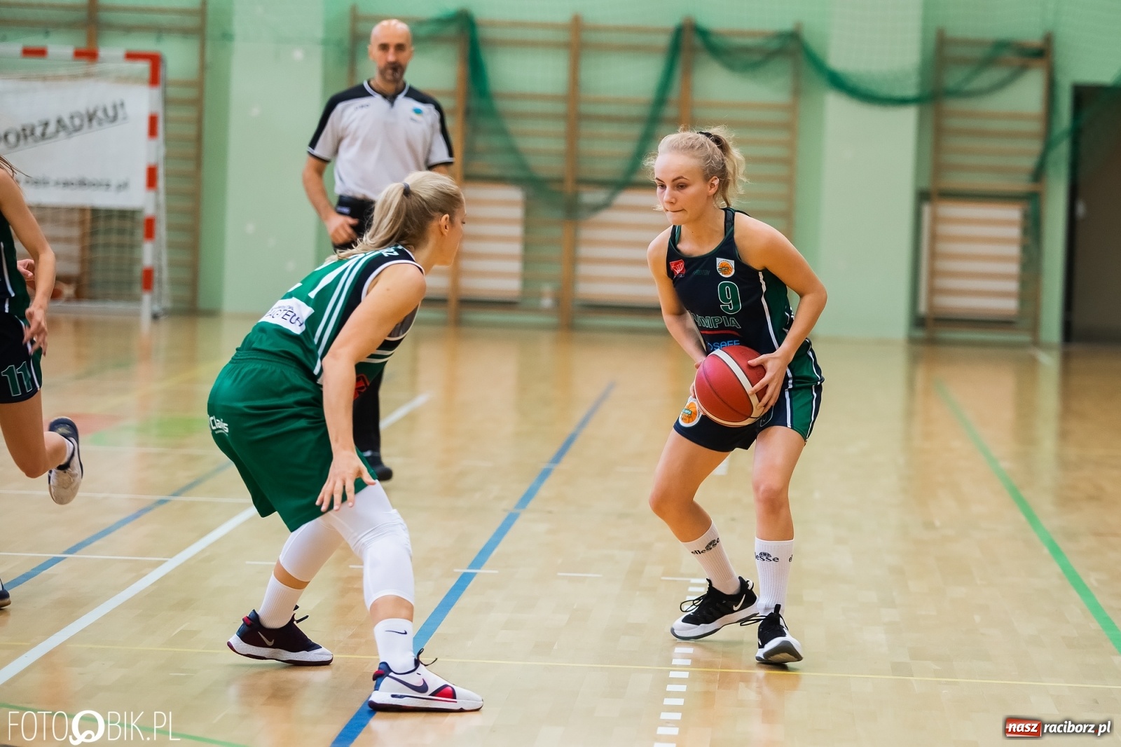 Zdjęcie w galerii na portalu naszraciborz.pl: Zacięty pojedynek na inaugurację sezonu koszykówki [FOTO] wiadomości z regionu