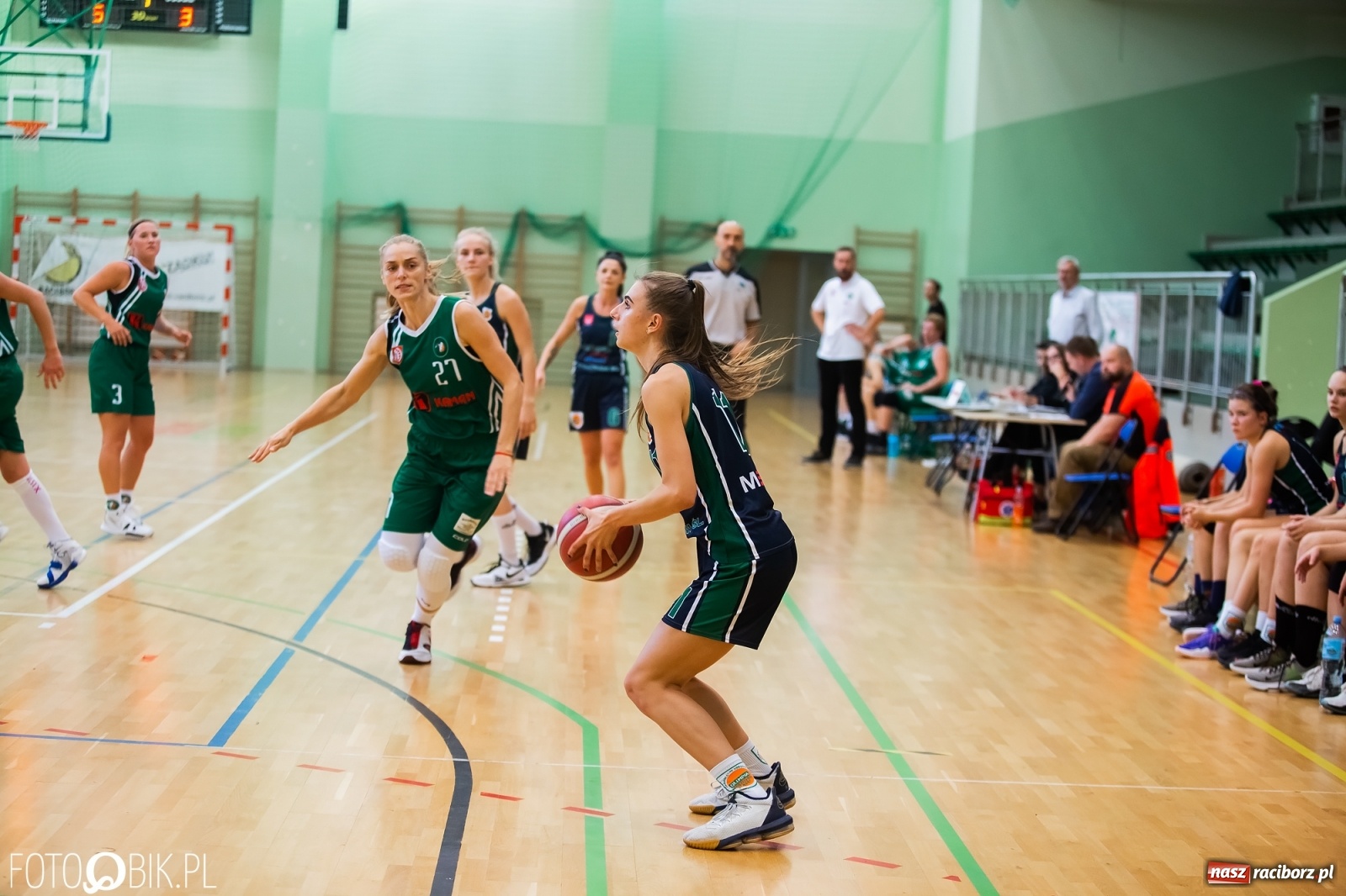 Zdjęcie w galerii na portalu naszraciborz.pl: Zacięty pojedynek na inaugurację sezonu koszykówki [FOTO] wiadomości z regionu