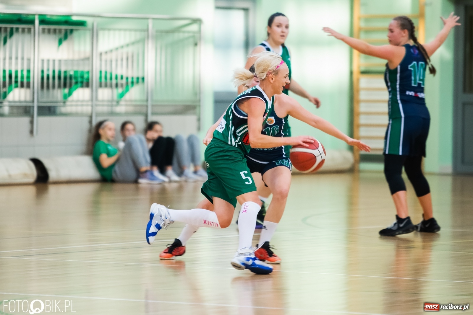 Zdjęcie w galerii na portalu naszraciborz.pl: Zacięty pojedynek na inaugurację sezonu koszykówki [FOTO] wiadomości z regionu