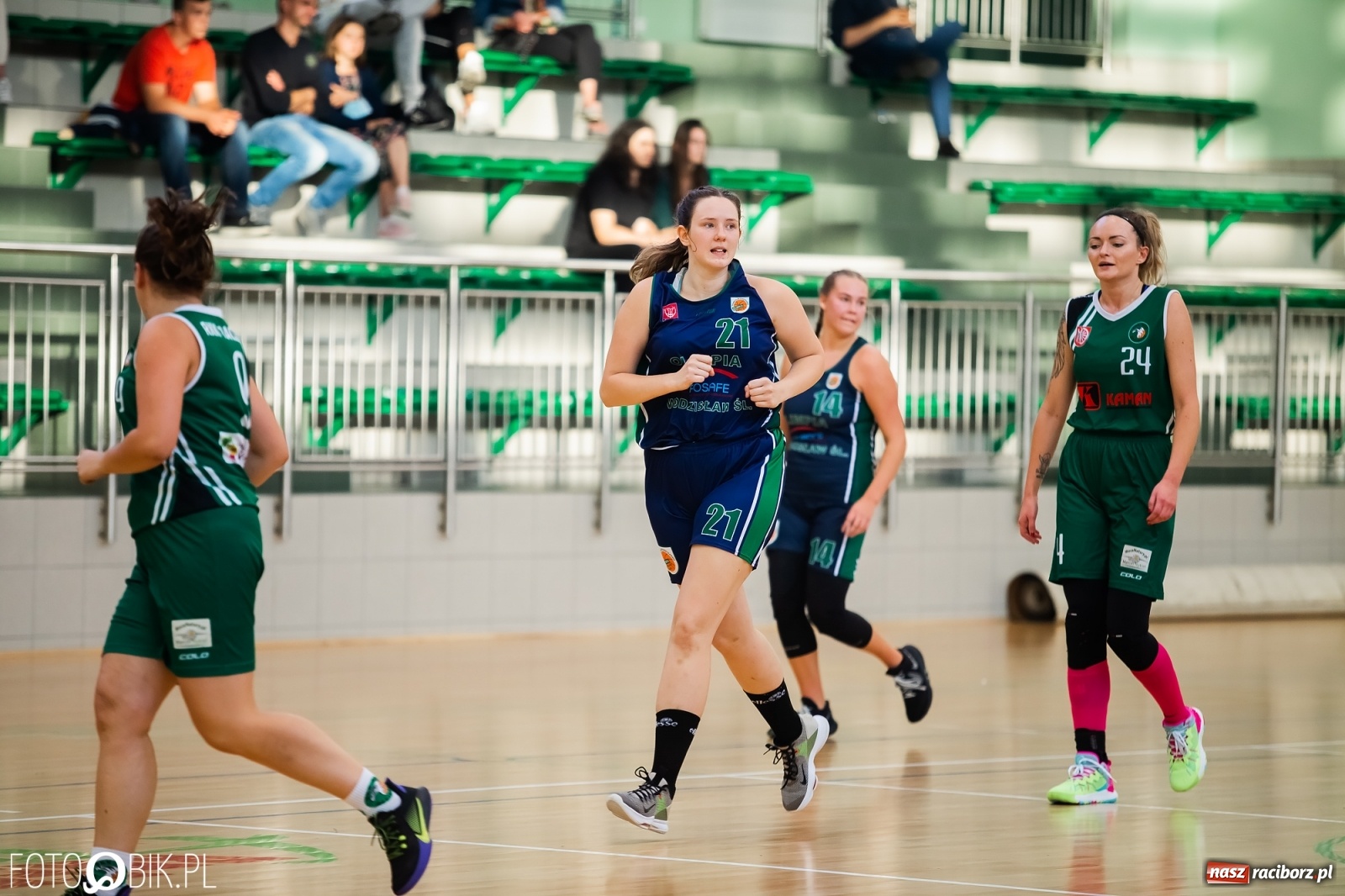 Zdjęcie w galerii na portalu naszraciborz.pl: Zacięty pojedynek na inaugurację sezonu koszykówki [FOTO] wiadomości z regionu